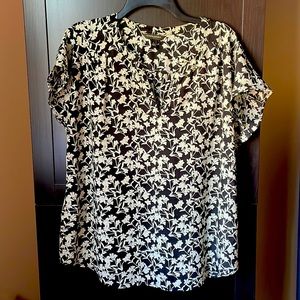 Banana Republic s/s blouse with v neck and yoke back  gently worn/like new
